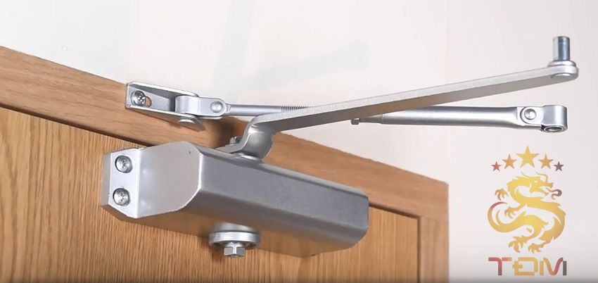 Tay co thủy lực cửa